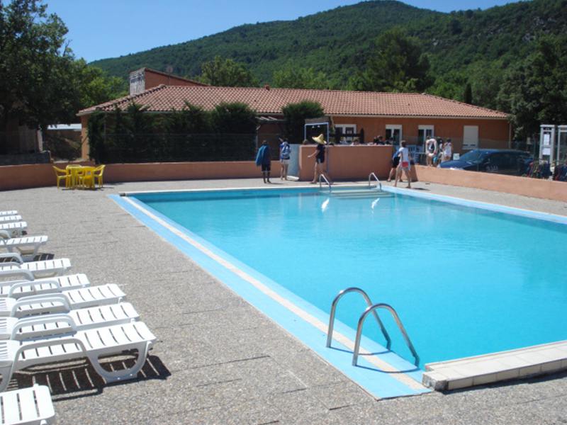 piscine de colonie de vacances d'été juillet