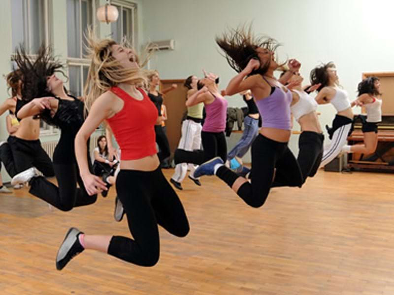 groupe de jeunes filles pratiquant la danse à haut niveau en colonie de vacances d'été