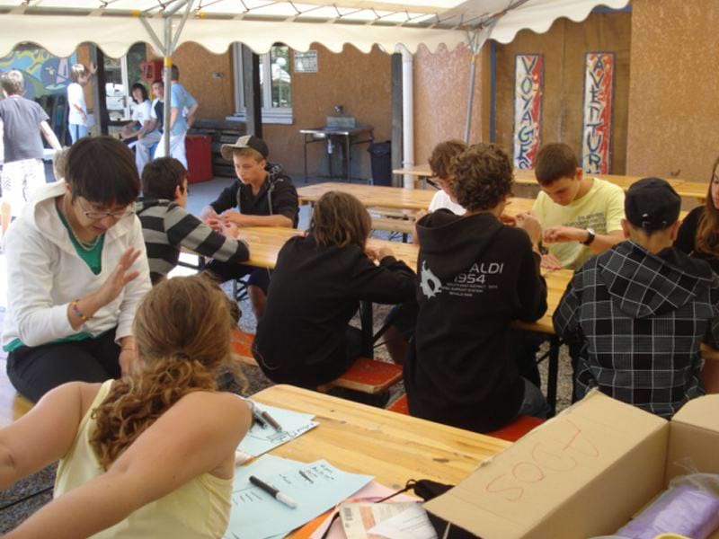 groupe d'enfants dans les temps libres de la colonie de vacances