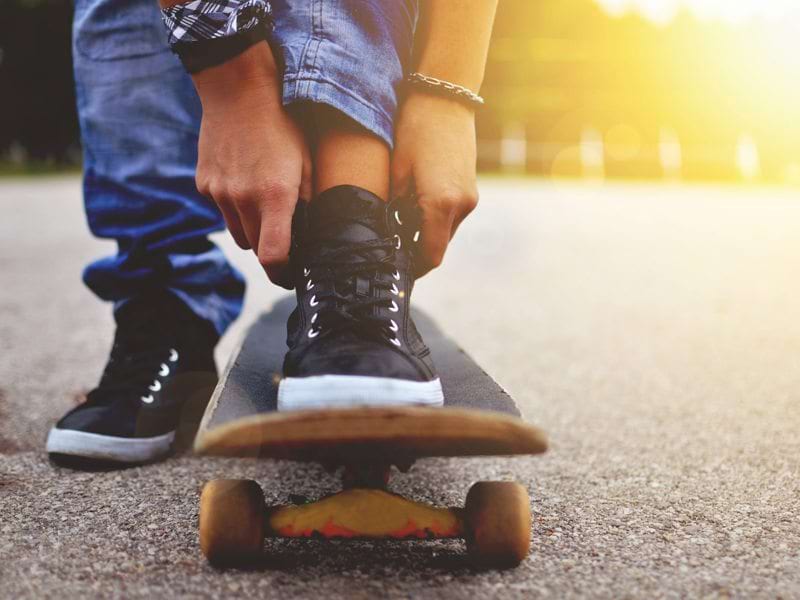 Enfant posant le pied sur son skateboard en colo 