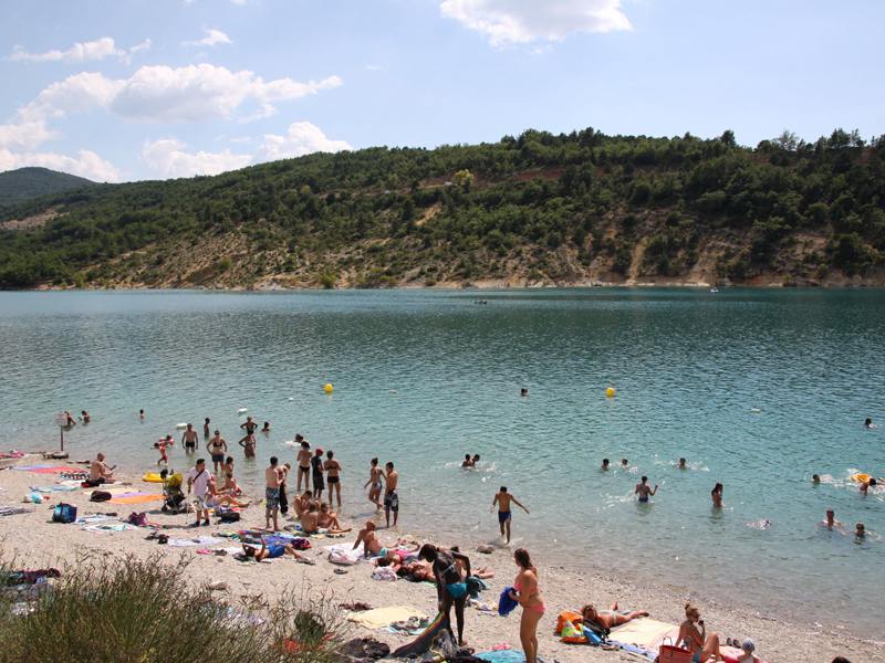 Groupe d'ados au bord de l'eau au lac Sainte croix en colonie de vacances d'été