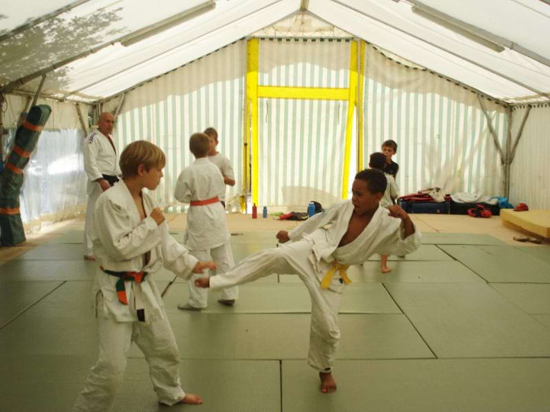 adolescents jouant au judo en colonie de vacances sportives