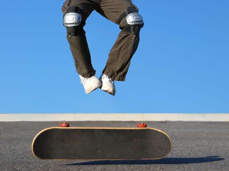 Ados faisant un saut en skateboard en colonie de vacances d'été