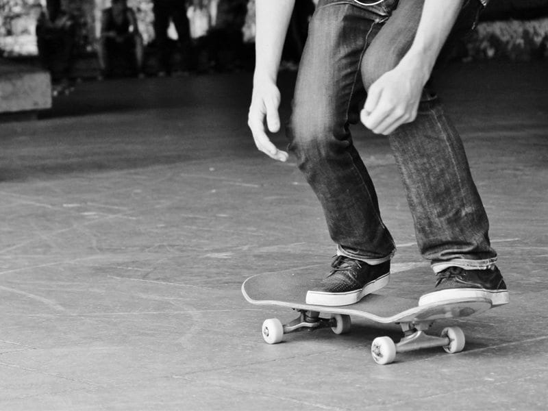 Ado faisant du skateboard en colonie de vacances