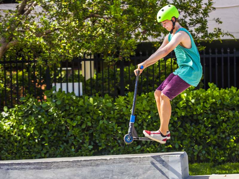 Adolescent faisant de la trottinette en colonie de vacances