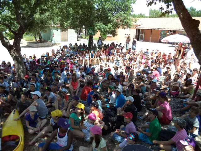 Groupe d'enfants en colonie de vacances vu de haut 