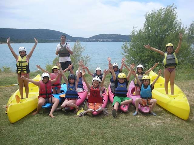 Enfants au lac sainte croix à bauduen en colonie de vacances canoe kayak