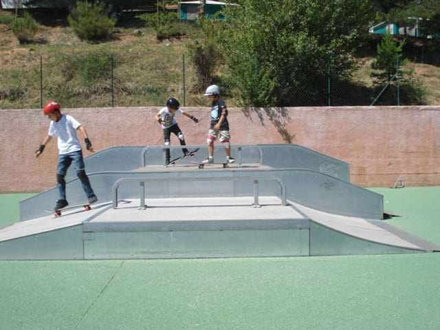 Enfants faisant du skate au skatepark de colonie de vacances