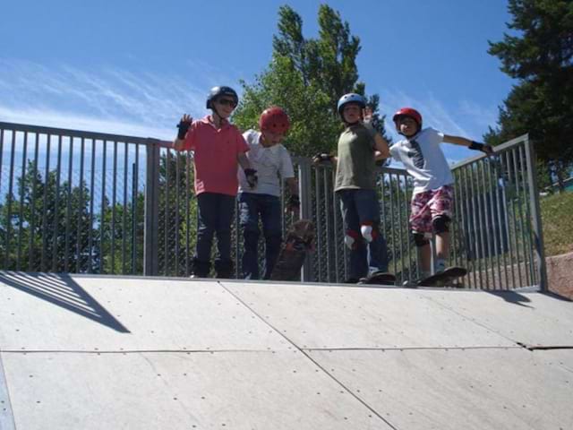 Enfants apprenant à faire du skateboard en colonie de vacances