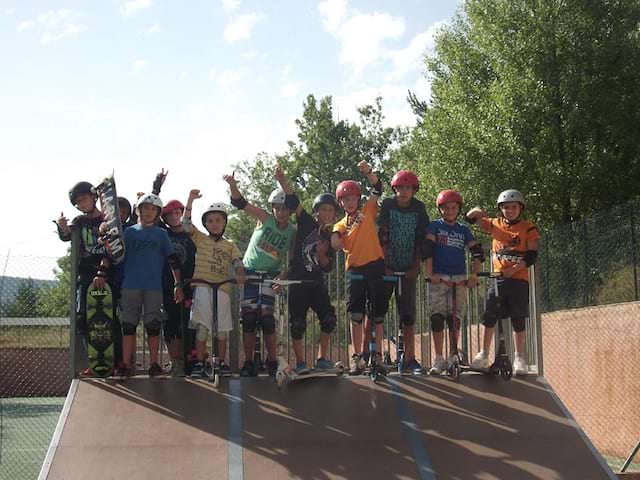 Groupe d'enfants avec leur trottinette et leur skateboard en colonie de vacances skate