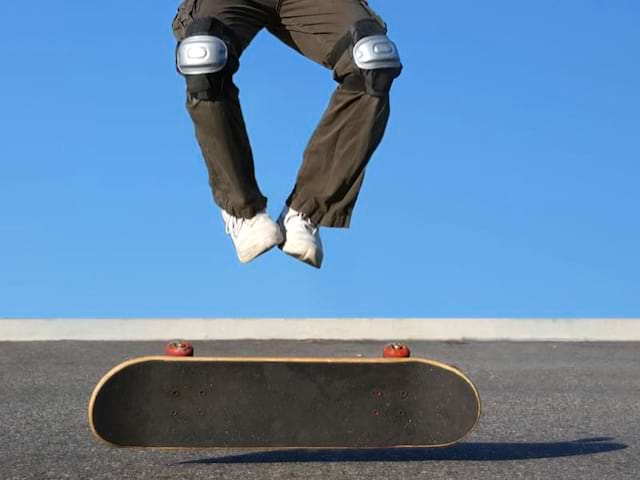 Enfant sautant à skateboard en colonie de vacances d'été