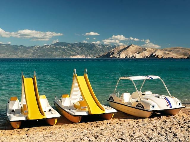 Pédalos sur la plage pour la colonie de vacances nautiques multiactivités Djuringa Juniors