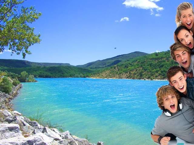 Groupe d'ados en colonie de vacances devant le lac de Sainte Croix à Bauduen