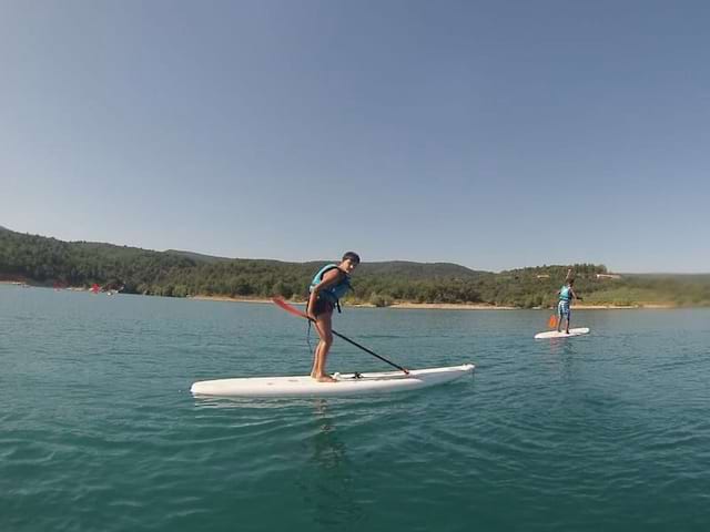 Ados pratiquant le stand up paddle en colonie de vacances