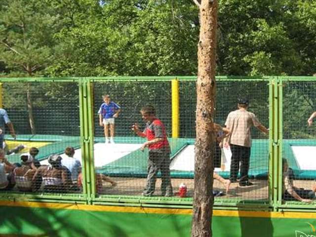 Ados et leur animateur de colonie de vacances sur la base de tranmpoline