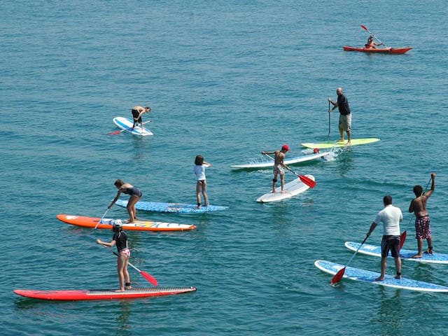 Groupe d'ado faisant du stand up paddle en colonie de vacances