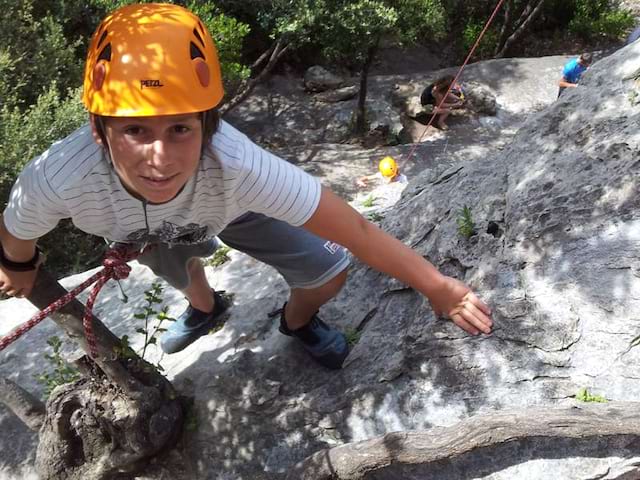 Ado faisant de l'escalade en colo