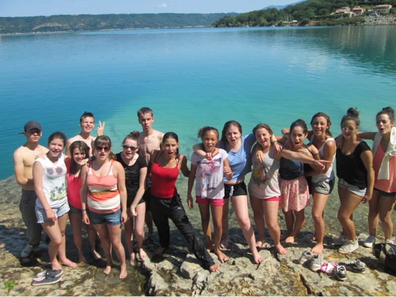 Groupe d'enfants devant le lac Sainte croix en colonie de vacances d'été multiactivités