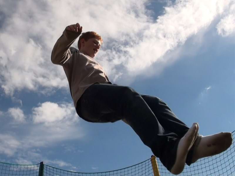 Ados en plein saut en colonie de vacances trampoline été