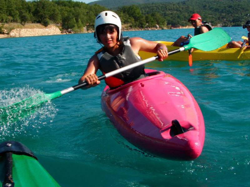 Ados sur un kayak en colonie de vacances canoe kayak été