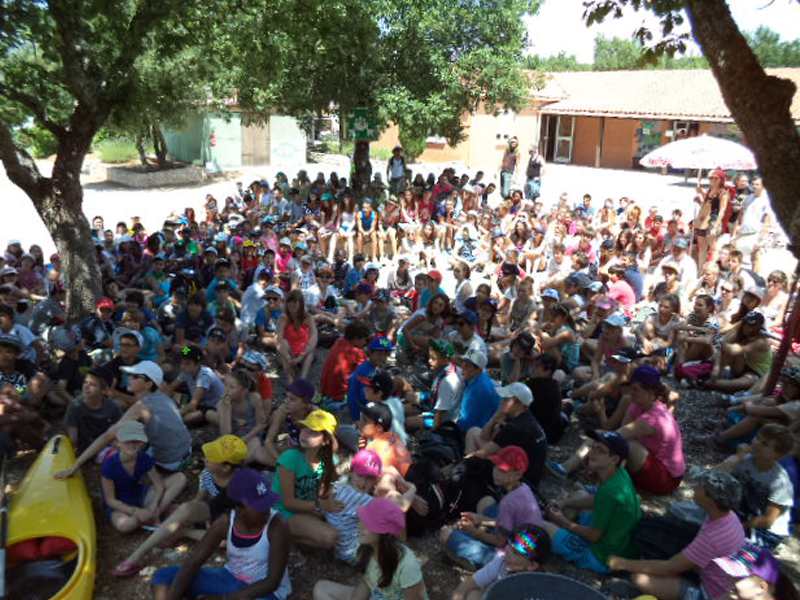 Groupe d'enfants en colonie de vacances dans le Var