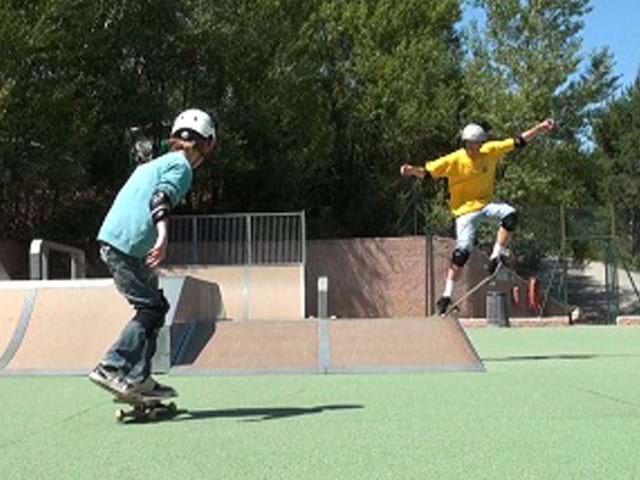 Enfants faisant du roller sur un skate park en colonie de vacances d'été