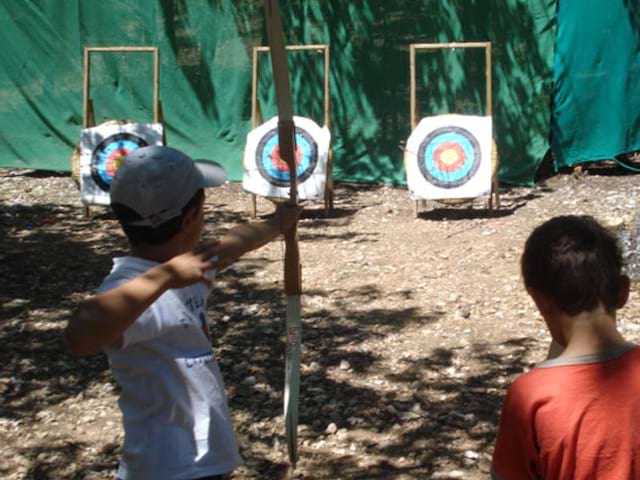 Enfants faisant du tir à l'arc en colonie de vacances d'été