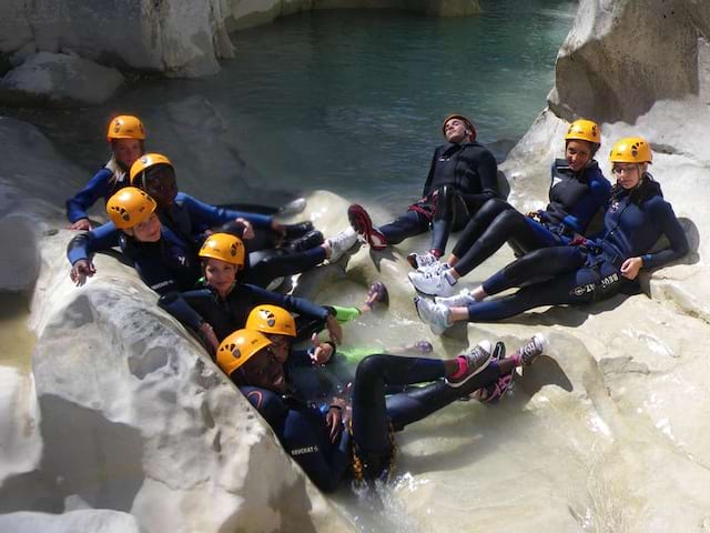 Enfants sur la roche en canyoning en colonie de vacances d'été aventure dans le verdon