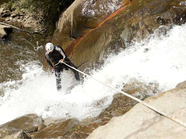 Ados descendant la roche en colonie de vacances canyoning dans le verdon pour ados cet été