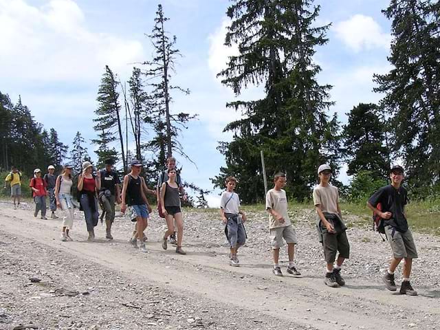 Groupe d'ados en randonnée en colonie de vacances d'été