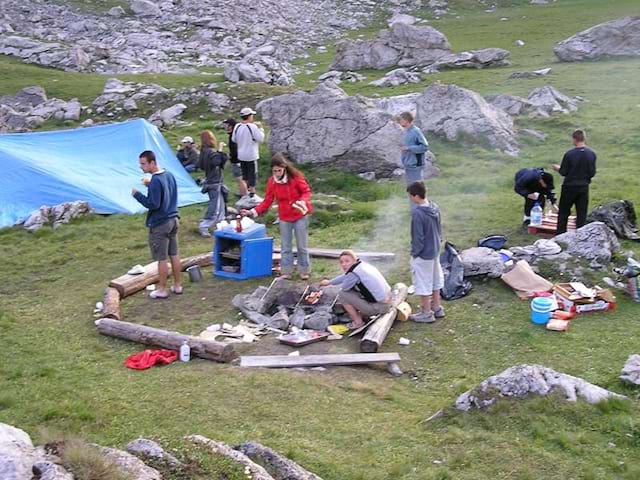 Groupe d'ados faisant un barbecue en colonie de vacances d'été