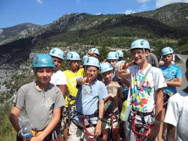 Groupe d'enfants portant un casque en colonie de vacances mutliactivités dans le verdon en été