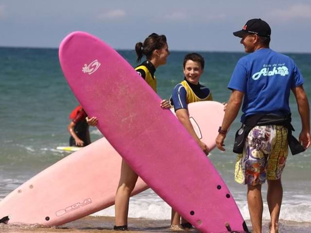 Adolescents apprenant à faire du surf en colo océan