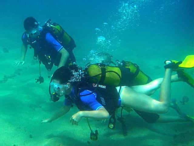 Deux jeunes faisant de la plongée sous marine en colo à l'océan