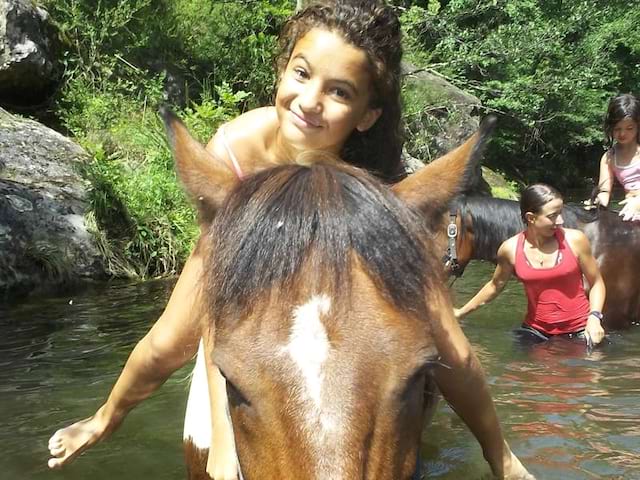 Balade à cheval dans l'eau en colonie de vacances