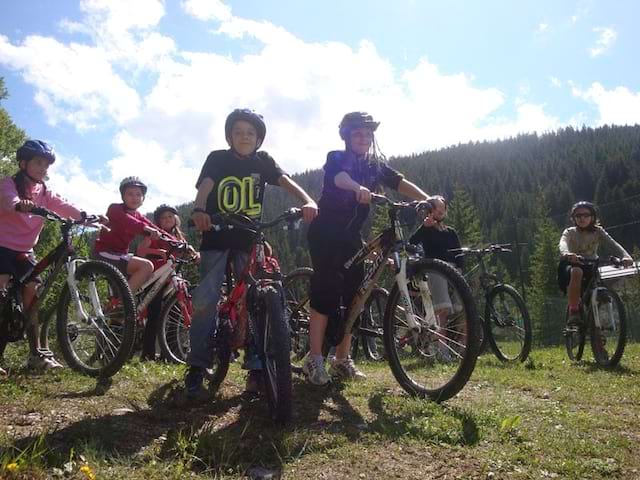 Groupe d'enfants et ados en balade à vélo en colonie de vacances