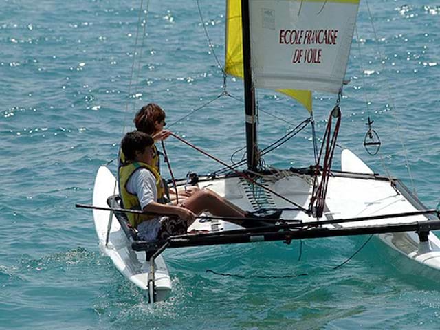 Enfants faisant de la voile en mer en colonie de vacances