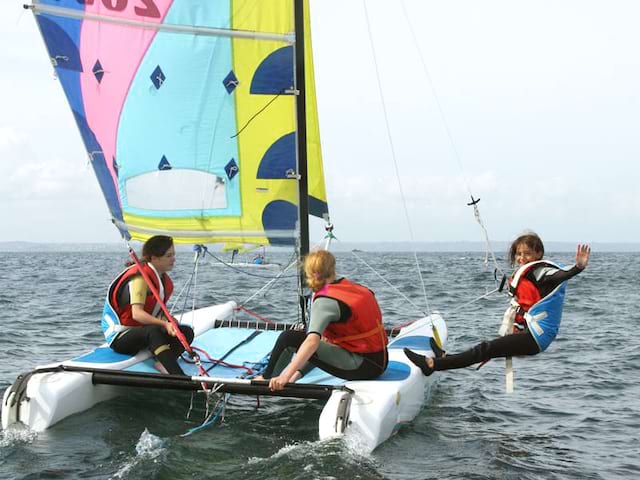 Enfants en catamaran en colonie de vacances été