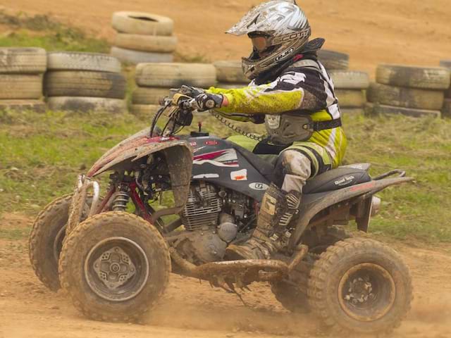 Ado conduisant un quad en colo