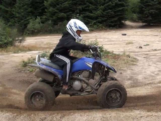 Ado conduisant un quad en colonie de vacances d'été