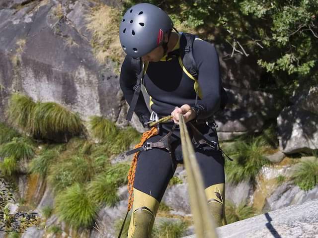 Ado pratiquant le canyoning en en colonie de vacances