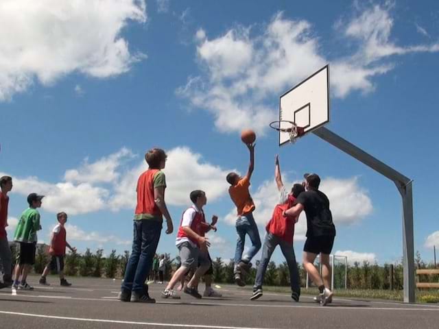 Groupe d'ados jouant au basketball