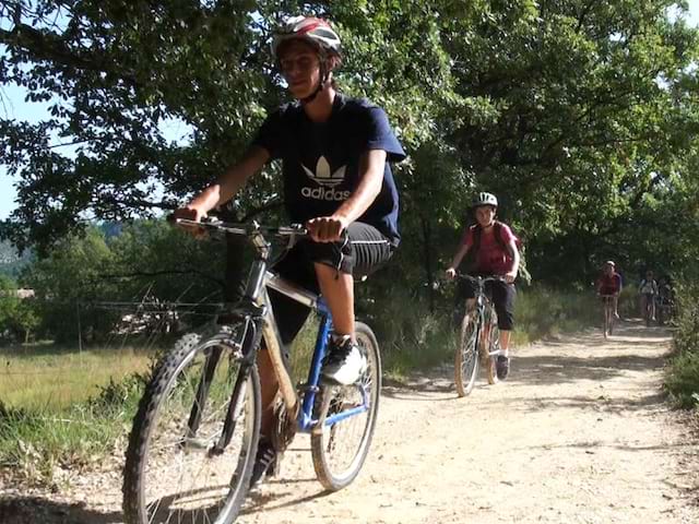 Enfants à vélo en balade en colonie de vacances cet été