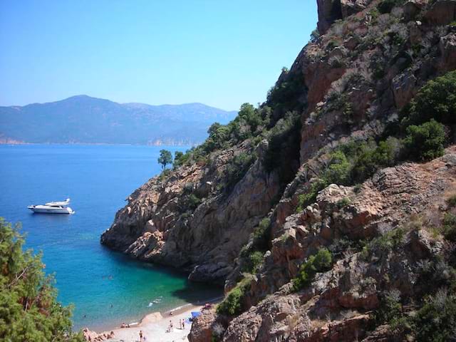 Paysage avec vue sur la mer en Corse durant la colo Beauté Corse pour les 14 -17 ans