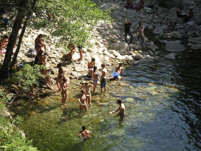 Les jeunes se baignent dans la rivière en colonie de vacances Beauté Corse de cet été