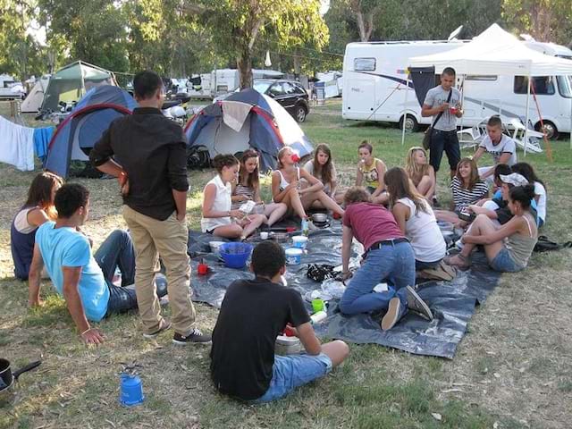 adolescents en colonie de vacances en Corse en bivouac