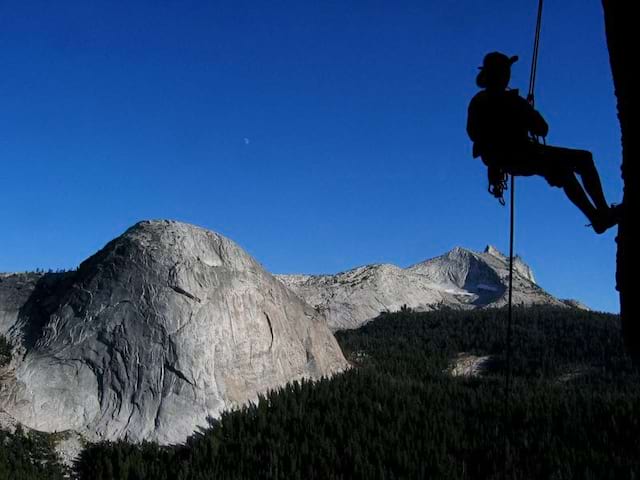 Enfant faisant de la descente en rappel en colonie de vacances