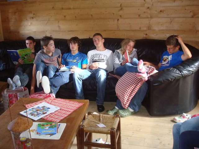 Groupe d'adolescents en colonie de vacances