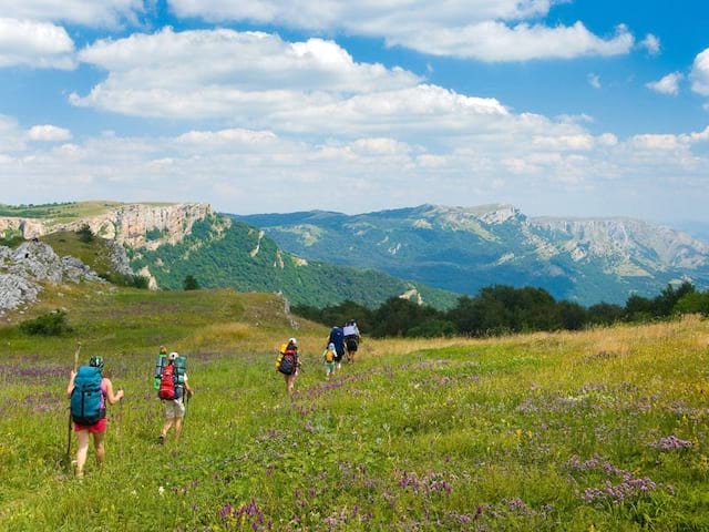 Adolescents en randonnée en colonie de vacances à Courchevel en été