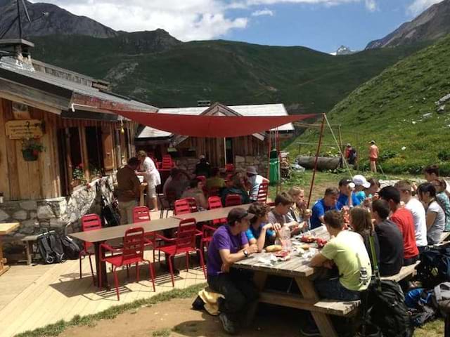 Adolescents et enfants faisant un pic nic en colo aux Saisies